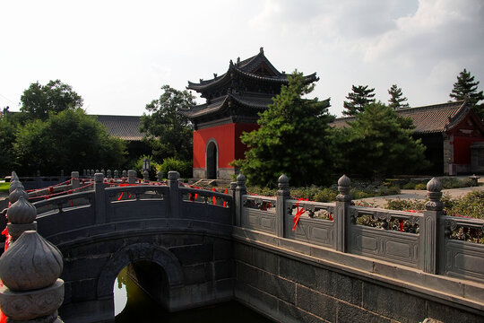 中式古建石桥与红墙景致