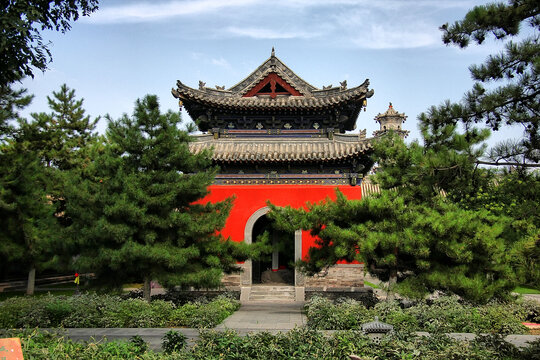 中式古建红墙绿树景致