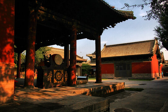 古建庭院中的光影景致