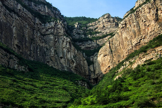 壮丽险峻的山谷风光