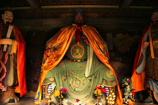 威严的关公雕塑