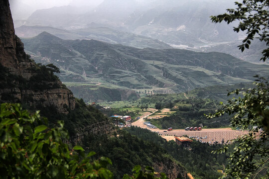 山间村落与葱郁山峦景致