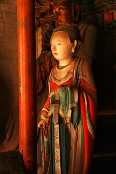 古寺精美彩色侍女塑像
