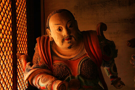 古老精美彩色武士泥塑像