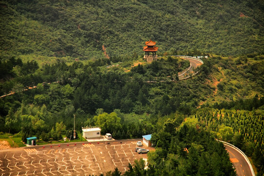 山间亭台与蜿蜒公路景致