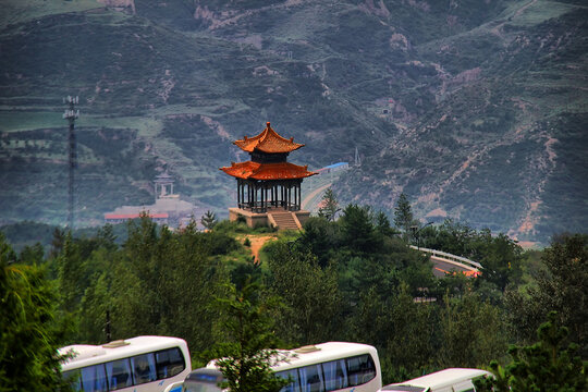 山间古亭与停靠的车辆