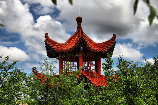 中式红亭与蓝天白云绿树