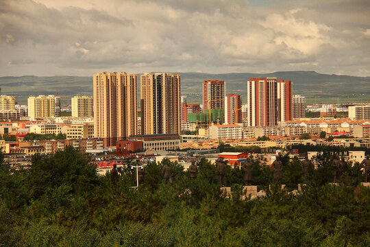 城市建筑群与远山风景
