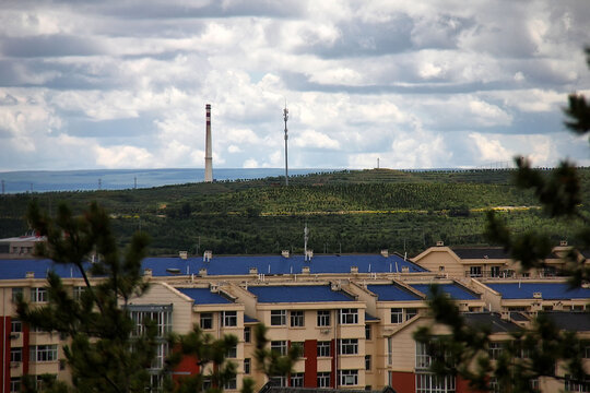城郊住宅区与远处景观