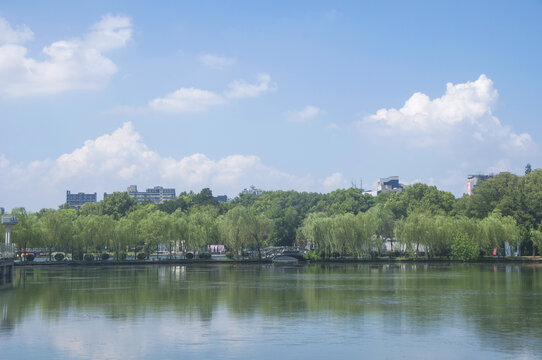 南昌东湖苏堤风光