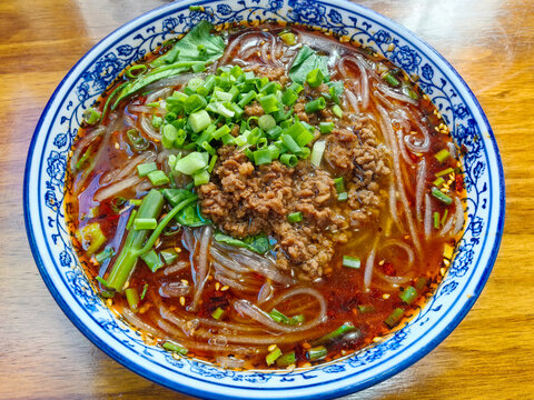 传统风味美味肉末酸辣粉