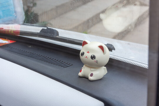 车内可爱太阳能招财小猫摆件特写