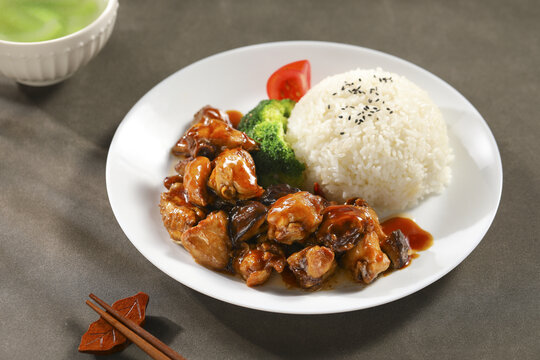 香菇鸡腿肉饭
