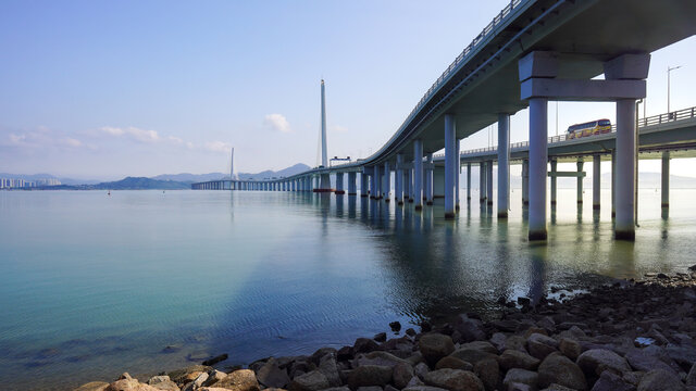 深圳湾口岸跨境跨海大桥下的静谧海景