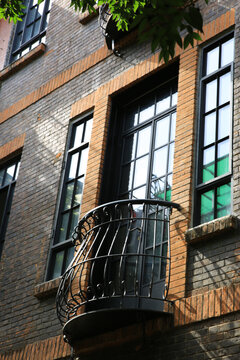 复古砖墙建筑的精致小阳台