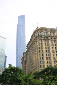 新旧建筑辉映的城市景观