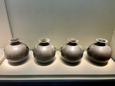 展厅中的古代双耳陶罐