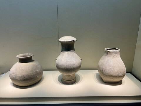 三件古朴的古代陶制容器