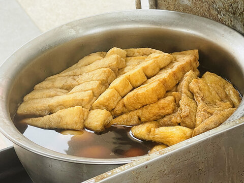 不锈钢盆中的油炸豆腐块