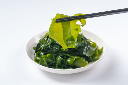 筷子夹起的鲜嫩海带