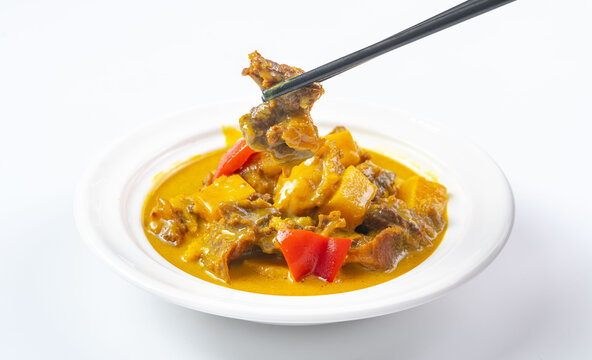筷子夹起美味咖喱牛肉块
