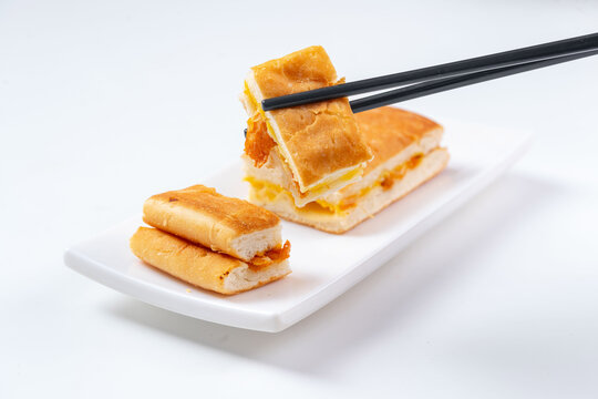 筷子夹起美味夹心糕点
