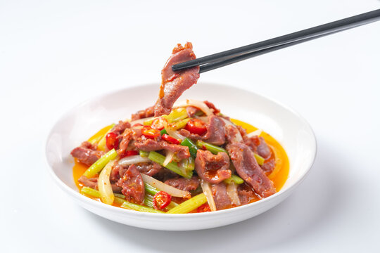 筷子夹起的香辣炒牛肉