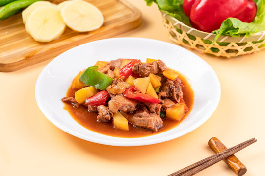 美味可口的土豆青椒烧排骨