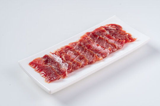 鲜切牛肉片摆于白盘上