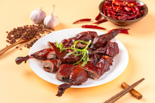 美味卤味鸭肉与香料组合