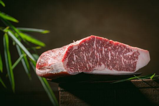 纹理精美的新鲜雪花牛肉