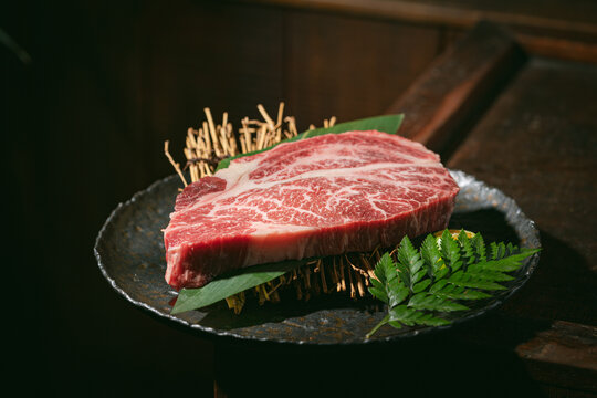 精美摆盘的鲜嫩雪花牛肉