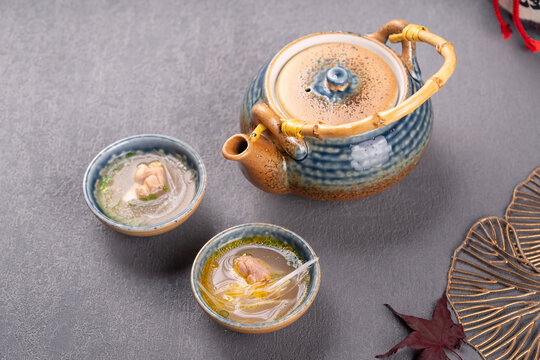 古风茶具与养生汤品组合