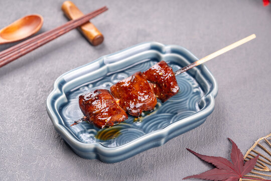 日式烤鳗鱼串精致摆盘