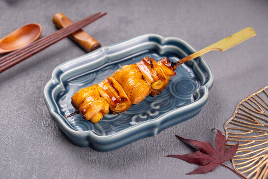 日式美味鸡肉串摆盘精致