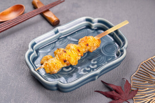 美味日式烤鸡肉串摆盘