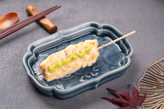 日式烤芥末鸡肉串置于精致蓝盘