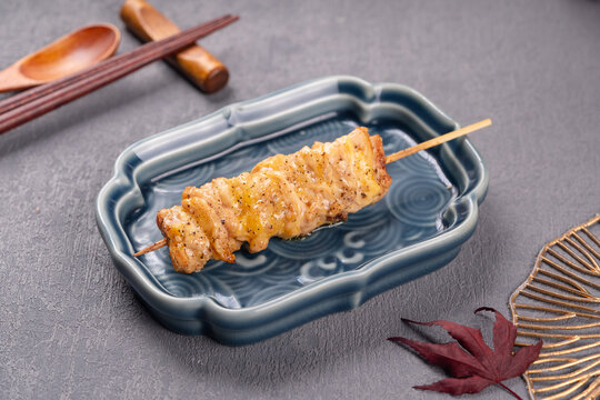 日式烤鸡肉串精致摆盘