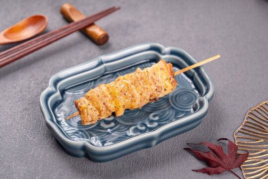 日式烤鸡肉串精致摆盘