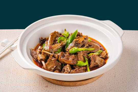 青椒焖鸭肉美味砂锅菜