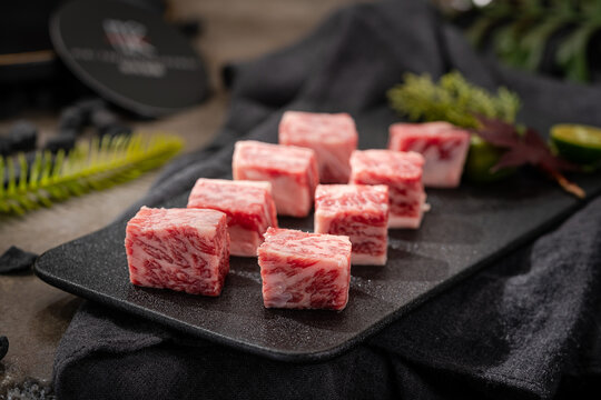 精致摆盘的美味牛肉块