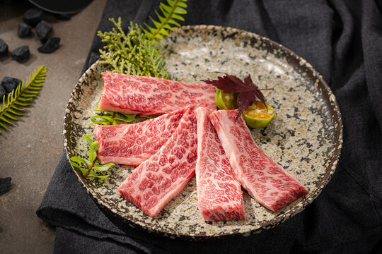 精美摆盘的新鲜雪花牛肉