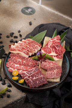 精致摆盘的美味生鲜牛肉