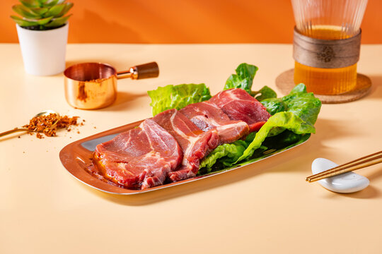 烤肉牛肉肉摆盘配佐料餐具