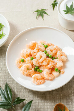 清新豌豆虾仁摆盘美食