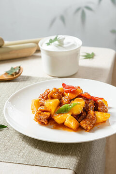 美味菠萝咕咾肉摆拍图