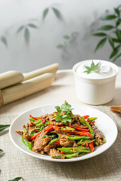 青椒红椒炒牛肉美味菜肴