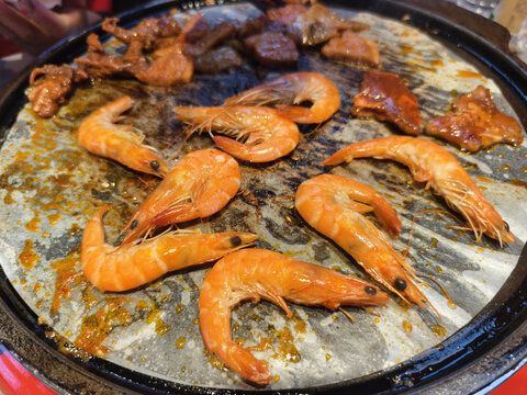 烤盘上的美味鲜虾与烤肉