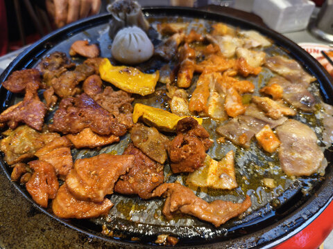 美味多样的韩式烤肉拼盘