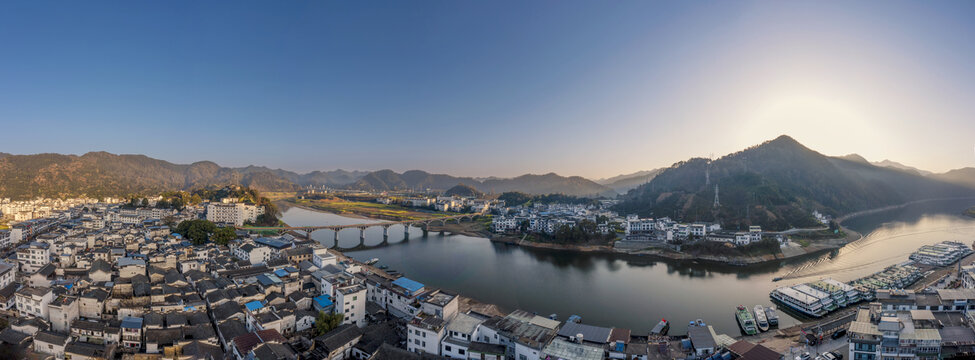 宽幅山水画卷里的徽派人家全景
